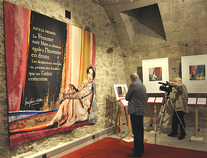 M. Jean-Claude Bouillon-Baker découvrant la tapisserie en hommage à sa mère. 